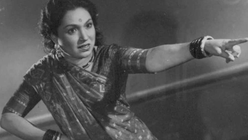 ১৯৪২ সালে ‘জাগৃতি পিকচারস’ প্রতিষ্ঠা করে পুরোদস্তুর প্রযোজক হয়ে ওঠেন ভগবান দাদা। পাঁচ বছর পরে চেম্বুরে শুরু হয় জাগৃতি স্টুডিয়ো। ধীরে ধীরে অভিনেতা-প্রযোজক হিসেবে বলিউডের পরিচিত মুখ হয়ে ওঠেন ভগবান দাদা। কিন্তু তার মাঝেই বিপত্তি। ‘জং-এ-আজাদি’ ছবির একটি দৃশ্যের শুটিং-য়ে ভগবান আচমকাই জোরে চড় মেরে বসেন ললিতা পওয়ারকে। তিন মাস চিকিৎসার পরে স্বাভাবিক হয় ললিতার দৃষ্টিশক্তি। কিন্তু রয়ে যায় চিরস্থায়ী ক্ষতচিহ্ন।