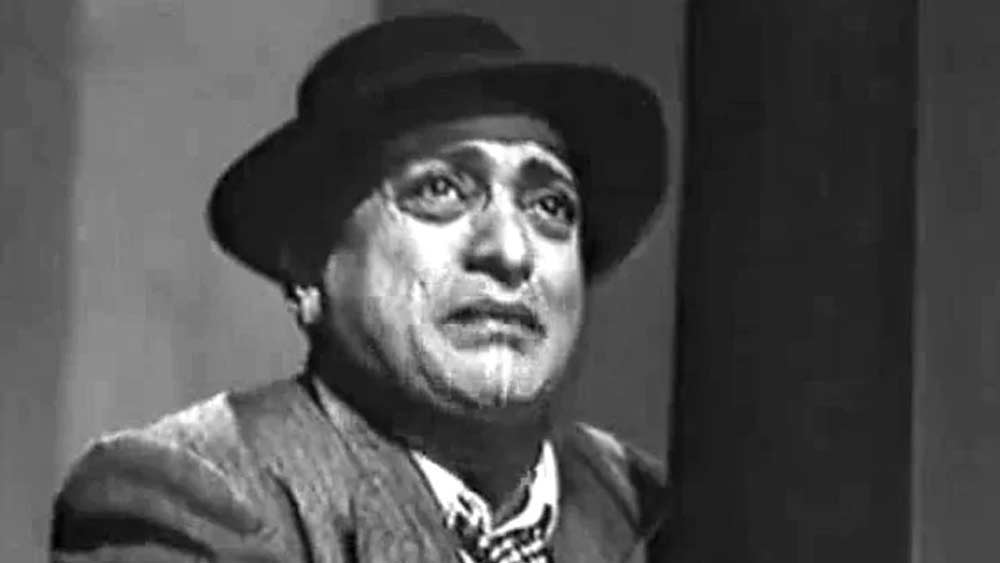 পরিস্থিতির চাপে বিক্রি করে দিতে হয়েছিল জুহুতে পঁচিশটি ঘরের বাংলো। সপ্তাহে সাত দিনের জন্য নির্ধারিত ছিল সাতটি আলাদা গাড়ি। দেনার দায়ে একে একে বিক্রি করে দিয়েছিলেন সেগুলিও।