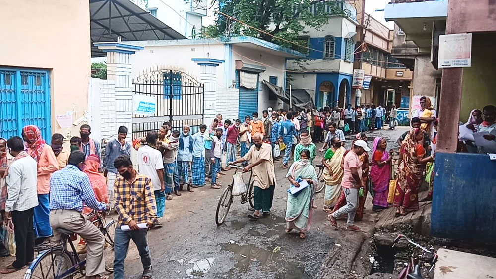 মুরারই ১ ব্লক অফিসের সামনে এমনই লাইন পড়ে সোমবার। ছবি: তন্ময় দত্ত



