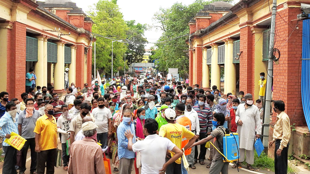 ফর্ম জমা দেওয়ার ভিড়। সোমবার কালেক্টরেটে। নিজস্ব চিত্র