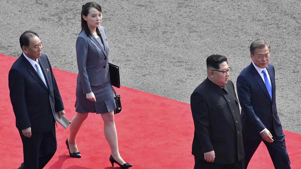 বছর দুয়েক আগে তিনি রকেটের গতিতে উঠে আসেন খবরে। ২০১৮-য় সোলে আয়োজিত শীতকালীন অলিম্পিক্সে পিয়ংইয়ংয়ের প্রতিনিধি হিসাবে যোগ দিতে যান কিম ইয়ো। করোনা ভাইরাসের কালবেলাতেও সংবাদমাধ্যমের নজর তাঁর দিকে। বিভিন্ন মহলে ঘুরপাক খাচ্ছে প্রশ্ন। তা হলে দাদা কিম জং উনের পরে কি বোন কিম ইয়ো জং-য়ের হাতেই উত্তর কোরিয়াকে শাসনের ভার?