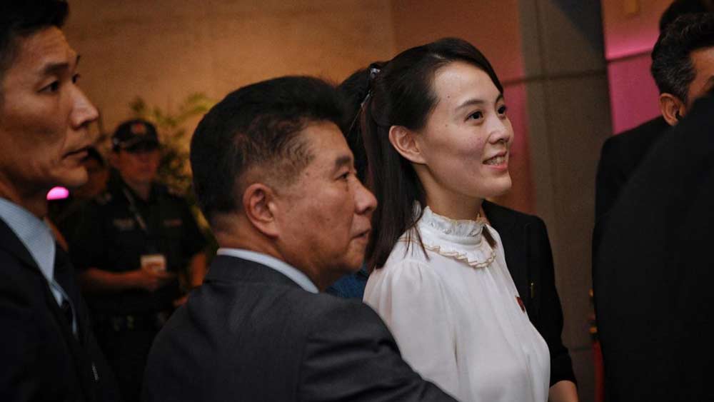 চলতি মাসের মাঝামাঝি সময় থেকে জনসমক্ষে দেখা যায়নি কিম জং উনকে। ঠাকুরদা কিম ইল সাংয়ের জন্মবার্ষিকী পালন উৎসবেও দেখা যায়নি তাঁকে। তখন থেকেই তাঁর অনুপস্থিতির কারণ নিয়ে জল্পনা শুরু হয়। পরে দক্ষিণ কোরিয়ার একটি ওয়েব পোর্টাল জানায়, হৃদযন্ত্রে অস্ত্রোপচারের পর সঙ্কটজনক অবস্থায় রয়েছেন কিম।