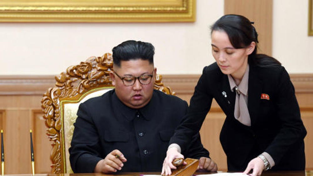 উত্তর কোরিয়ার ‘ফার্স্ট ফ্যামিলি’-র সদস্য, ৩২ বছর বয়সী কিম ইয়ো সম্প্রতি সক্রিয় রাজনীতিতে পা রেখেছেন। তবে গত দু’বছরে মাত্র কয়েক বারই ক্যামেরার সামনে ধরা দিয়েছেন তিনি। যার মধ্যে উল্লেখযোগ্য হল, ক্ষমতাসীন ওয়ার্কার্স পার্টির কেন্দ্রীয় কমিটির বৈঠকে দাদার ‘চিফ অব স্টাফ’ হিসাবে যোগ দেওয়া।ডোনাল্ড ট্রাম্পের সঙ্গে মিত্রতা স্থাপনেও গুরুত্বপূর্ণ ভূমিকা ছিল তাঁর।