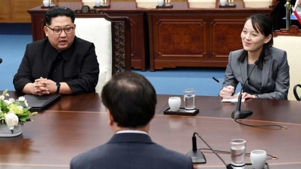 তবে উত্তর কোরিয়ার সংবিধানে মহিলাদের সমানাধিকারের কথা বলা হলেও, সে দেশের সমাজব্যবস্থা এখনও পুরুষতান্ত্রিক। সে ক্ষেত্রে এক জন মহিলা সদস্যের নেতৃত্ব মেনে নেবে কি না, সে নিয়ে সংশয়ও রয়েছে কূটনীতিবিদদের মধ্যে।