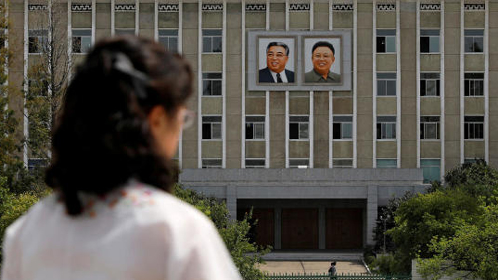 দ্বিতীয় বিশ্বযুদ্ধের পর কোরীয় উপদ্বীপ যখন দুই ভাগে বিভক্ত হয়ে যায়, তখন থেকেই বংশ পরম্পরায় উত্তর কোরিয়া শাসনভার কিম পরিবারে হাতে। কিম ইল সাংয়ের পর ক্ষমতায় আসেন তাঁর ছেলে কিম জং ইল।