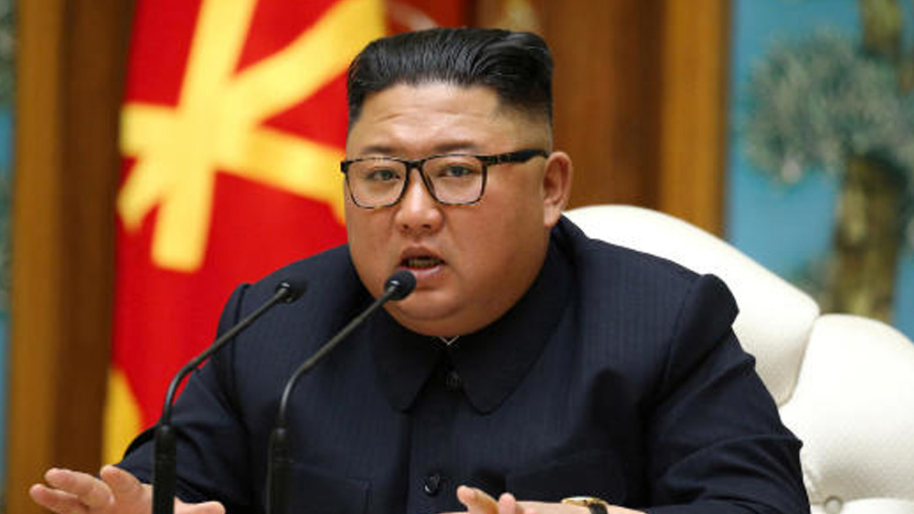 ২০১১-য় তাঁর মৃত্যুর পর দেশের শাসনভার নিজের হাতে তুলে নেন কিম জং উন। অর্থাৎ তিন প্রজন্ম ধরে কিম পরিবারের পুরুষ সদস্যরাই উত্তর কোরিয়া শাসন করে এসেছেন।