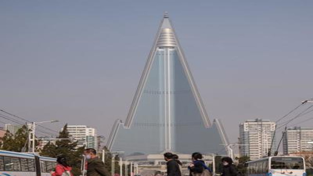 কিম জং উনের দাদা কিম জং চোল বরাবরই রাজনীতি থেকে দূরে। সঙ্গীতচর্চায় নিজেকে ব্যস্ত রেখেছেন তিনি। ভবিষ্যতেও রাজনীতিতে জড়িয়ে পড়তে তিনি ইচ্ছুক নন বলে দাবি ইংল্যান্ডে উত্তর কোরিয়ার প্রাক্তন রাষ্ট্রদূত তে ইয়াং হো-র।