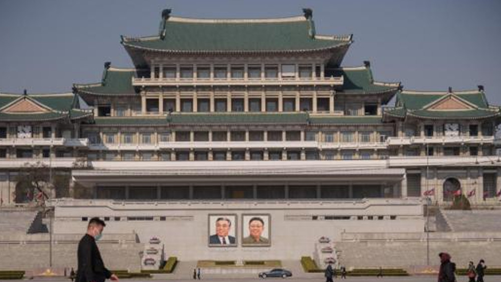 কিম জংয়ের পিসি কিম কিয়ং হুই একসময় দেশের রাজনীতিতে গুরুত্বপূর্ণ ভূমিকা পালন করলেও, ক্ষমতার অপব্যবহার এবং শাসনব্যবস্থাকে অচল করে দেওয়া ষড়যন্ত্রে লিপ্ত থাকার অভিযোগে ২০১৩-য় তাঁর স্বামী জেং সং তেক-এর মৃত্যুদণ্ড কার্যকর হওয়ার পর থেকেই নিভৃতবাসে তিনি। এ বছরের গোড়ার দিকে এক বার মাত্র জনসমক্ষে আসেন তিনি।