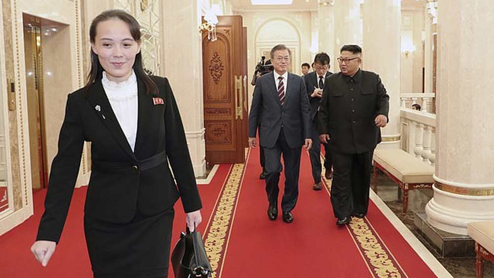 এই পরিস্থিতিতে দাদার অবর্তমানে কিম ইয়োর হাতেই দেশের শাসনভার ওঠার কথা। সেরকম হলে এই প্রথম এক জন মহিলা উত্তর কোরিয়াকে নেতৃত্ব দেবেন।