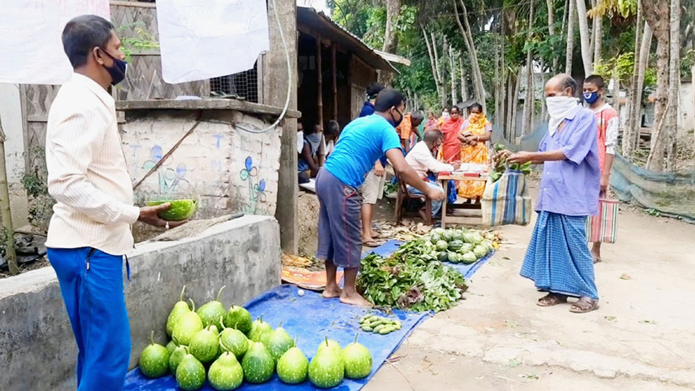 দূরত্ব বজায় রেখে বাজারে। ছবি: নির্মাল্য প্রামাণিক