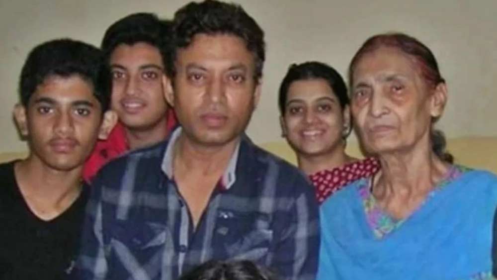 মুম্বইয়ে অভিনয় শুরু দূরদর্শনের সিরিয়াল দিয়ে। ‘চাণক্য’, ‘ভারত এক খোঁজ’, ‘চন্দ্রকান্তা’ ধারাবাহিকে প্রথম থেকেই নজর কেড়েছিলেন তিনি। দর্শকমনে দাগ রেখে যাওয়ার ধারা বজায় থাকল বেসরকারি চ্যানেলের সিরিয়ালের অভিনয়েও।