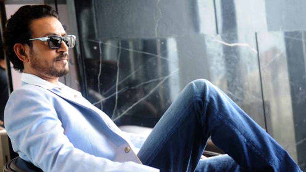 বার বার নিজের অভিনয়ের ধাঁচ ভেঙেছেন তিনি। ‘পান সিং তোমর’-এর বিপরীত মেরুতে বাস করেন ডাব্বাওয়ালার দিয়ে যাওয়া ‘লাঞ্চবক্স’ খুলে টিফিন করা সজন ফার্নান্ডেজ। আবার তাঁদের থেকে সম্পূর্ণ অন্য দুনিয়ার বাসিন্দা হলেন সন্তানকে ইংরিজি মাধ্যমে পড়াতে মরিয়া মধ্যবিত্ত বাবা, রাজ বাত্রা। অথচ পর্দায় চরিত্রগুলি দেখলে মনে হয় তাঁরা প্রত্যেকেই অভিনেতা ইরফানের আসল সত্তা।