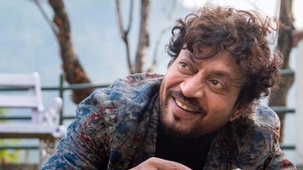 তাঁর শেষ ছবি ‘আংরেজি মিডিয়াম’-এর পোস্টার এখনও জ্বলজ্বল করছে মাল্টিপ্লেক্সের বন্ধ গেটের ওপারে। নিজের শেষ টুইটে ছবিটির কথা বলেছেন ইরফান। দর্শকের অনুরোধ করেছেন ছবিটি দেখার জন্য।