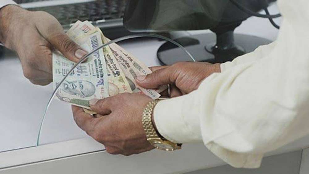 ডেকান ক্রনিকল হোল্ডিংস লিমিটেডের ক্ষেত্রে মকুব করা ঋণ ১৯১৫ কোটি টাকা।