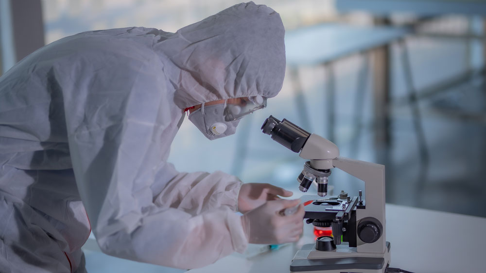 করোনা সংক্রমণের উপসর্গের তালিকাটি তাই ইতিমধ্যেই দীর্ঘায়িত করেছেন সিডিসি-র গবেষকরা। তাঁদের মতে, এই সব লক্ষণ দেখা দিলেও সতর্ক থাকতে হবে রোগীকে। ধরে নিতে হবে, তাঁর করোনা সংক্রমণ হলেও হতে পারে। নতুন করে কী কী এল এই তালিকায়?