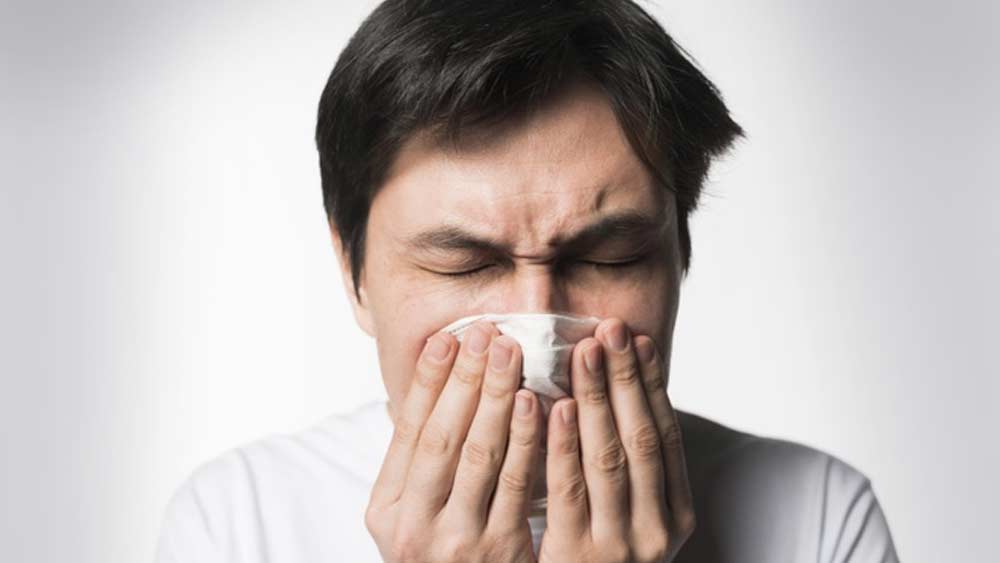 কলকাতার চিকিৎসক গৌতম গুপ্তের মতে, এটা কিছুটা নতুন ধরনের পর্যবেক্ষণ। ব্রিটেনের এই গবেষণা প্রমাণ করে, অনেক ক্ষেত্রেই করোনার হানা গন্ধ নিতে সাহায্যকারী স্নায়ুগুলোকে নষ্ট করে দিচ্ছে। এ দেশে এখনও এমন কোনও লক্ষণের হদিশ না পাওয়া গেলেও বিদেশের এই উপসর্গ মাথায় রেখেই এ বার রোগীর চিকিৎসা করা উচিত। কারও তেমন উপসর্গ দেখা দিলেই সচেতন হতে হবে। অন্য কোনও কারণে রোগীর এমনটা হচ্ছে, না কি করোনার জন্যই হচ্ছে তা জানতে করোনা পরীক্ষায় পাঠানো উচিত।