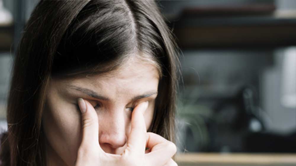 এই উপসর্গকে বিজ্ঞানীরা ডাকছেন ‘পিঙ্ক আই’ নামে। তবে গবেষকদেকর মতে, জ্বর, গলাব্যথা, শুকনো কাশি, শ্বাসকষ্ট কিচ্ছু নেই, শুধু কনজাংটিভাইটিসের উপসর্গ আছে— এমন হলে তা ততটা ভয়ের নয়। কিন্তু করোনা উপসর্গগুলির মধ্যে যে কোনও একটি বা দু’টি লক্ষণের সঙ্গে পিঙ্ক আই থাকলে তা চিন্তার। সাধারণ পিঙ্ক আই দু’-এক সপ্তাহের মধ্যে সেরে যায়। কখনও আর একটু বেশি সময় লাগে। চক্ষু বিশেষজ্ঞ সৌমাভ নাথের মতে, “কোভিড রোগীর পিঙ্ক আই সারতে আরও কিছুটা সময় লাগছে ঠিকই, তবে প্রয়োজন মতো একটু-আধটু ড্রপ দিতে দিতে তা সারে। এর জন্য চোখের কোনও স্থায়ী ক্ষতি হয় না।”