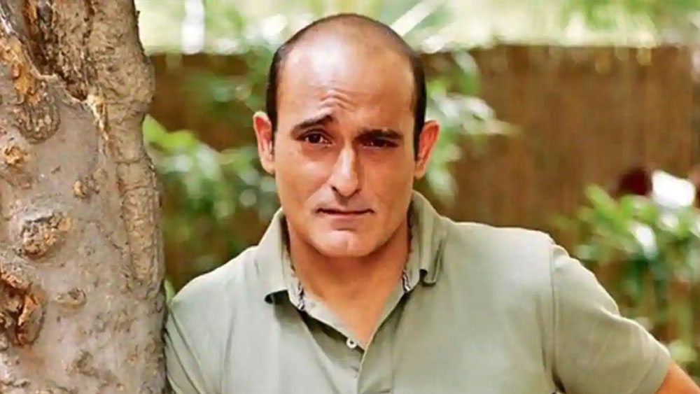 আর অন্যদিকে অক্ষয় খন্না সবেমাত্র ইন্ডাস্ট্রিতে পা রেখেছেন। তাঁর কেরিয়ার গ্রাফ কোনদিকে যাবে তার কোনও ঠিক ঠিকানা ছিল না।