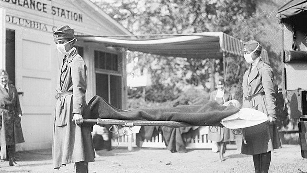 ১৯১৮ সালের জানুয়ারি থেকে ১৯২০-র ডিসেম্বর পর্যন্ত, বছর দুয়েকের সেই অতিমারির দাপটে সংক্রমিত হয়েছিলেন বিশ্বের প্রায় ৫০ কোটি মানুষ।