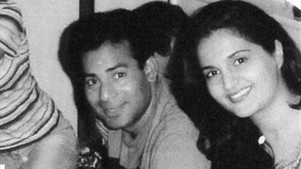 সে সময় আবু সালেম কে জানতেন না মণিকা। আবু তখনও মণিকার কাছে তাঁর প্রকৃত পরিচয় খোলসা করেননি বলেই জানান মণিকা। বরং নিজেকে এটা গাড়ি শোরুমের মালিক এবং শো অর্গানাইজার হিসাবেই পরিচয় দিয়েছিলেন।