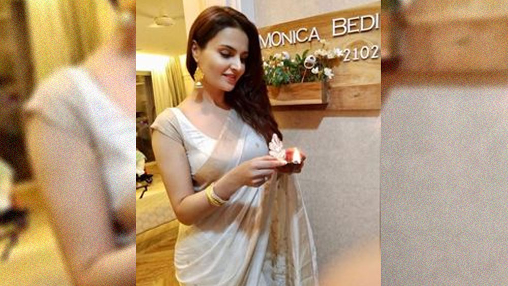 আবুর ব্যবহার এতটাই মাটির মানুষের মতো ছিল, তিনি এতটাই লাভিং এবং কেয়ারিং ছিলেন যে মণিকা এতটুকু সন্দেহ করেননি, পরে নিজেই একটা সাক্ষাত্কারে জানান মণিকা।