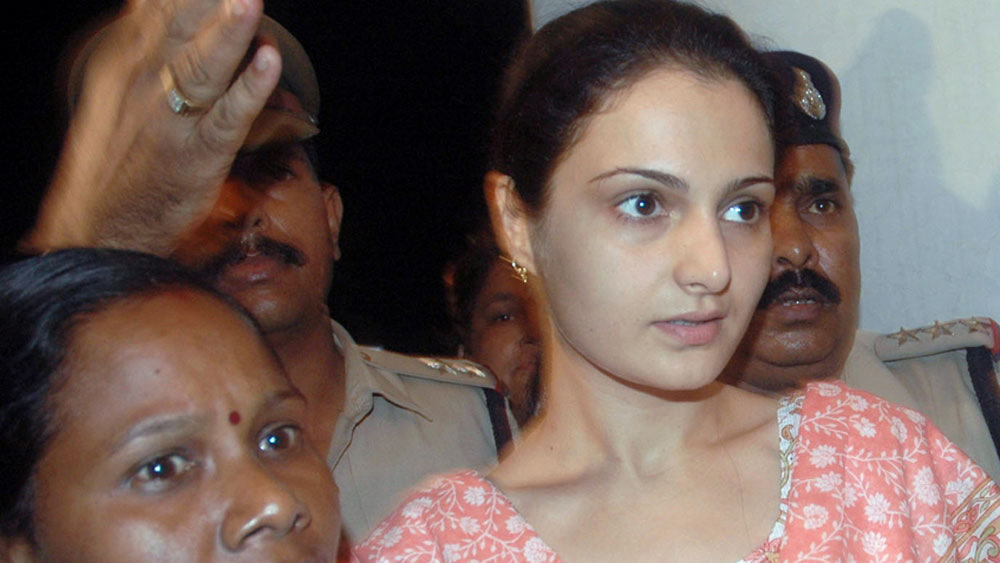 আবু সালেমের প্রচুর অর্থ ছিল, তাই অনেকেরই হয়তো ধারণা হয়েছিল, মণিকাকে রানির মতো যত্নে রাখতেন আবু। কিন্তু সে সব ধারণাই ভুল বলে দাবি করেছেন মণিকা। বরং আবু সালেমের জন্য তাঁকে রান্না করতে হত, ঘর পরিষ্কার করতে হত এমনকী আবু সালেমের জামা-কাপড়ও পরিষ্কার করতে হত তাঁকেই।