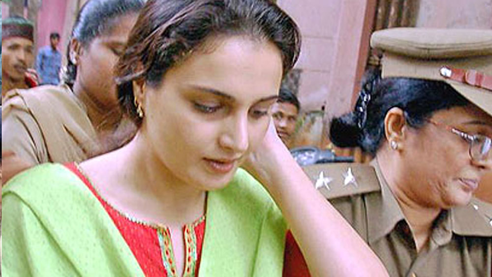 মুম্বইয়ে হামলা ঘটানোর পর শেষে পর্তুগালে গিয়ে গা ঢাকা দিয়েছিল আবু সালেম। তখনও তাঁর সঙ্গী হয়েছিলেন মণিকা বেদী। সেখানেই দুজন গ্রেফতার হন। বিচারের জন্য দু’জনকেই তড়িঘড়ি ভারতে ফিরিয়ে আনার দরকার হয়ে পড়েছিল সিবিআইয়ের।