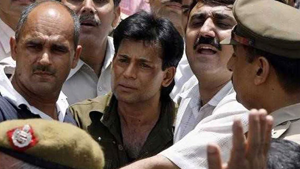 দু’জনকেই ভারতে ফিরিয়ে আনার জন্য ’৬২ সালের ভারতীয় প্রত্যর্পণ আইনে রদবদল ঘটাতে হয়েছিল। সেই আইনে ৩৪ (গ) অনুচ্ছেদটি জুড়তে হয়েছিল। সেই আইন বদলে পর্তুগাল সরকারকে আশ্বস্ত করতে হয়েছিল ভারতে ফিরিয়ে নিয়ে গেলেও দোষী সাব্যস্ত হওয়ার পর আবুকে মৃত্যুদণ্ড দেওয়া যাবে না।