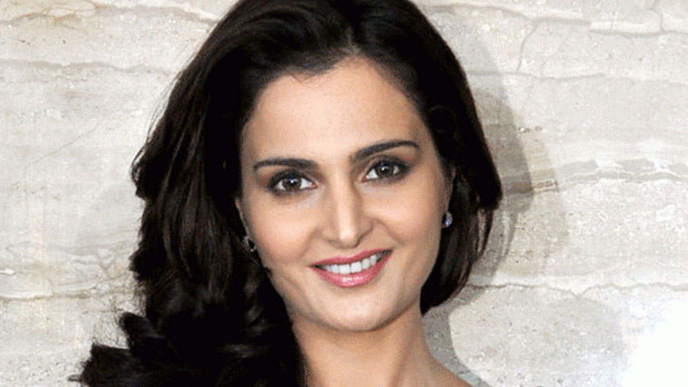 তবে মণিকার প্রতি আবুর ভালবাসা যে নিখাদ ছিল, তা নিয়ে কোনও সন্দেহ নেই মণিকারও। পর্তুগালের জেলে থাকাকালীন আবু নিজেও বারবার মণিকাকে চিঠি লিখে সে কথা জানিয়েওছিলেন।