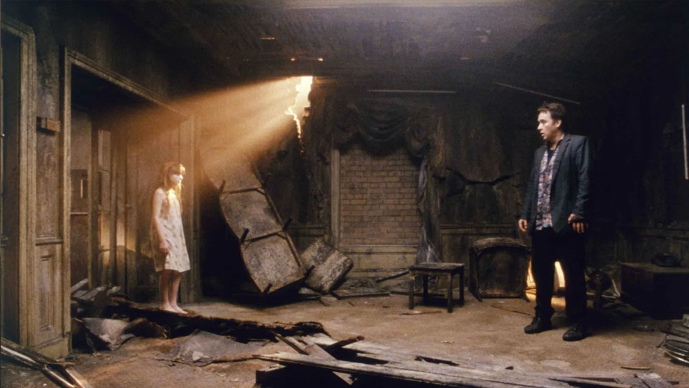 ১৪০৮: আপনি যদি হরর ছবির ভক্ত হন, তা হলে নিশ্চিত এই ছবি আপনি আগেই দেখে ফেলেছেন। যাঁরা দেখেননি তাঁরা যদি মিস করে যান, তাহলে ক্ষতি কিন্তু আপনার। এক হোটেলের ‘বিখ্যাত’ রুম নম্বর ১৪০৮ নিয়ে এই ছবি। অভিশপ্ত সেই ঘর। কী হয় সেই ঘরের বন্ধ দরজার পিছনে, বলবে এই ছবি।