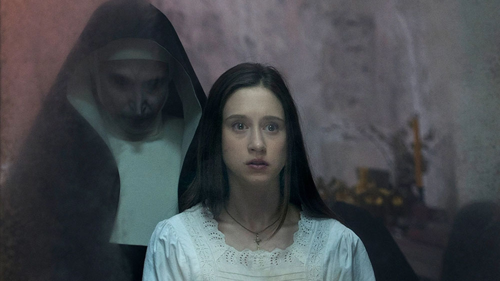 দ্য নান  
আপনি দ্য কনজিউরিং দেখেছেন? পেরন পরিবারের সঙ্গে ঘটে যাওয়া সেই হাড়কাঁপানো ঘটনাবলী মনে পড়লে এখনও দু’চোখের পাতা এক করতে পারেন না আপনি? ‘দ্য নান’ দেখুন। সঙ্গে পপকর্ন রাখবেন।