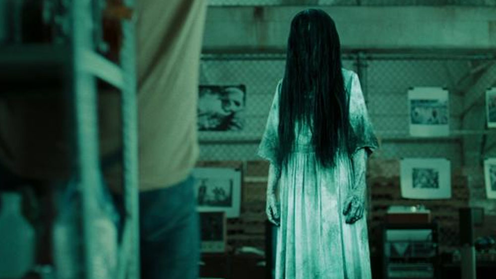 দ্য রিং 
এক ভিডিয়োটেপকে ঘিরেই যত কাণ্ড। অভিশপ্ত সেই ভিডিয়োটেপটি নাকি এক সপ্তাহের মধ্যে তাঁর ভিউয়ারকে মেরে ফেলে। দেখবেন না কি?