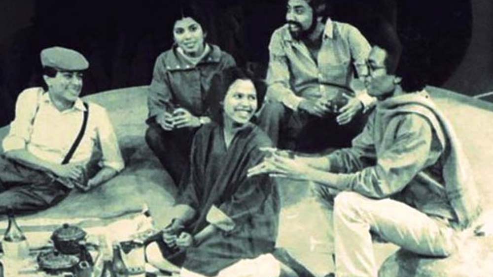 আশির দশকের শেষে সহপাঠী হিসেবে তাঁদের আলাপ দিল্লির ন্যাশনাল স্কুল অব ড্রামা-য়। প্রথম থেকেই ইরফান খান চেয়েছিলেন অভিনেতা হতে। সুতপার ঝোঁক ছিল পরিচালনা এবং সংলাপ লেখায়। পরবর্তী কালে বলিউডে পরিচিত পাওয়ার লড়াইয়ে দু’জনে দু’জনের পরিপূরক হয়ে উঠেছিলেন। ইদানীং ইরফানের সাক্ষাৎকারে বার বার উঠে আসত সুতপার কথা। বলেছিলেন, জীবন যদি সুযোগ দেয় তবে বাঁচবেন স্ত্রী সুতপার জন্যই।