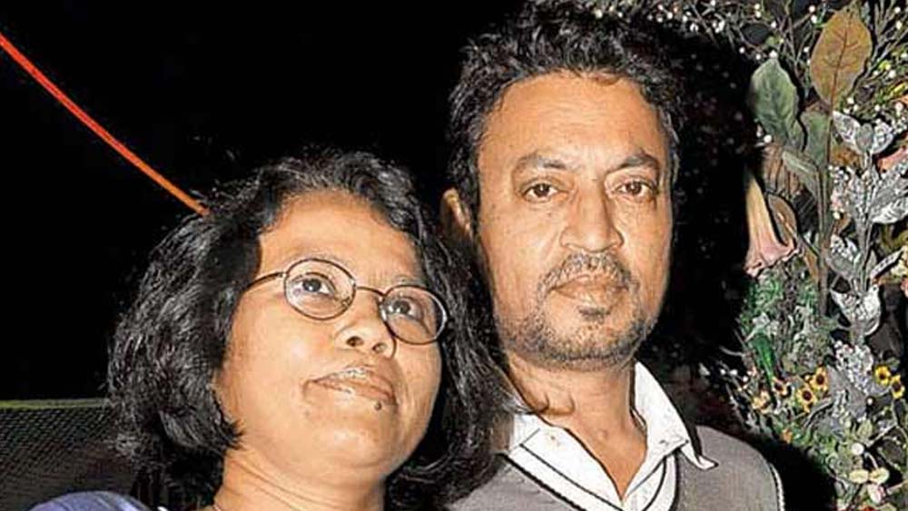 ষোলো বছর বয়সে ইরফান প্রেমে পড়েছিলেন তাঁর বাড়ির দুধওয়ালার মেয়ের। রোজ দুধ আনার দায়িত্ব তিনি নিয়েছিলেন শুধুমাত্র ওই কিশোরীকে এক বার চোখের দেখা দেখবেন বলে। তাঁর দিকে কিশোরীর মুচকি হাসি দেখে ইরফানেরও বিশ্বাস হয়েছিল, তার ভাললাগা একতরফা নয়।