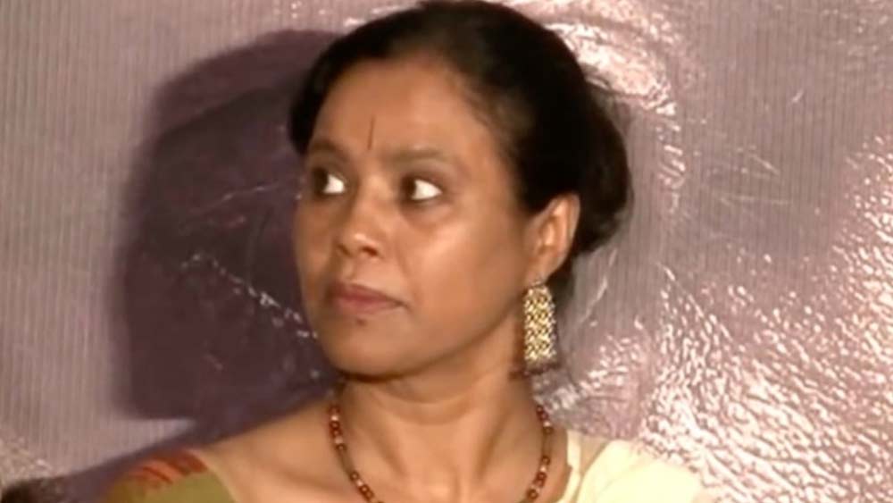 এই শব্দবন্ধ এখন বড় সত্যি সুতপার ক্ষেত্রে। ইরফান তাঁর কাছে নেই, আবার আছেন-ও। দেহে বাসা বাঁধা ‘অবাঞ্ছিত অতিথি’-দের কাছ থেকে সুতপা তাঁর সহযোদ্ধাকে ফিরিয়ে আনতে পারেননি ঠিকই। কিন্তু অতীতে বহু লড়াইয়ে তাঁদের সহ-সংগ্রামের সুখস্মৃতি সুতপার কাছ থেকে কেউ কেড়ে নিতে পারবে না।