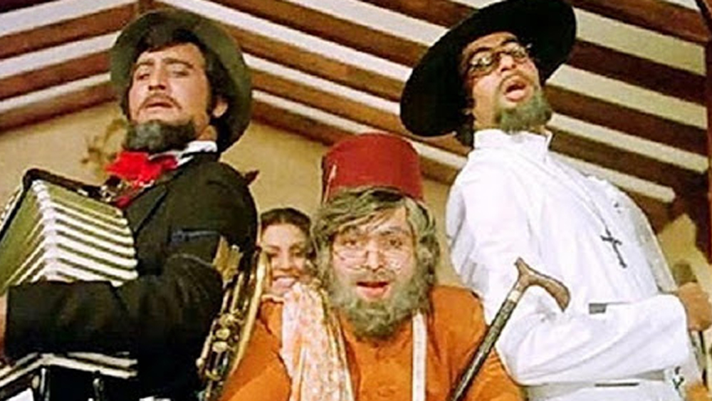 অমর আকবর অ্যান্টনি (১৯৭৭): ৭০ মিলিমিটারে একসঙ্গে বিনোদ খন্না, ঋষি কপূর, অমিতাভ বচ্চন। বিপরীতে শবানা আজমি, নিতু সিংহ, পারভিন বাবি। অন্ধ মা, শৈশবে তিন ভাইয়ের বিচ্ছেদ আর যৌবনে দেখা, সব শেষে ভিলেনের পরাজয়। আবেগে মাখামাখি বলিউডের মশালা ফিল্মের নিখুঁত চিত্রনাট্য। ৭৭ সালে সব চেয়ে বেশি বাণিজ্য করা সিনেমার তালিকায় নাম লেখাল এই ছবি। ওই তারকাখচিত স্টারকাস্টের মাঝেও আকবর ইলাবাদির চরিত্রে অবিস্মরণীয় ঋষি। তাঁর লিপে ‘পর্দা হ্যায় পর্দা’ আজও সমান জনপ্রিয়।