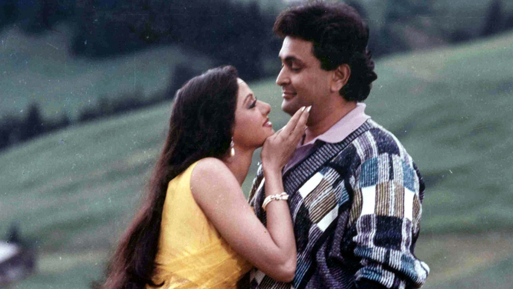 চাঁদনি (১৯৮৯): একের পর এক ফ্লপ। মরিয়া যশ চোপড়া ফিরে গেলেন রোম্যান্টিক সিনেমার ফরমুলায়। এক দিকে শ্রীদেবী অন্যদিকে ঋষি কপূর আর বিনোদ খন্না। ত্রিকোণ প্রেমের গল্প। রোহিতের চরিত্রে ঋষি কপূর অভিনয়ে ছাপিয়ে গেলেন বিনোদ খন্নাকে। লোকমুখে আজও গুনগুন করে ‘চাঁদনি ও মেরি চাঁদনি’ গানটি। এই সিনেমার নাম বললে লোকের এখনও ঋষি-শ্রীদেবীর কেমিস্ট্রির কথাই মনে পড়ে। এই সিনেমার সুবাদেই সাফল্যের রাস্তায় ফেরেন যশ চোপড়াও।