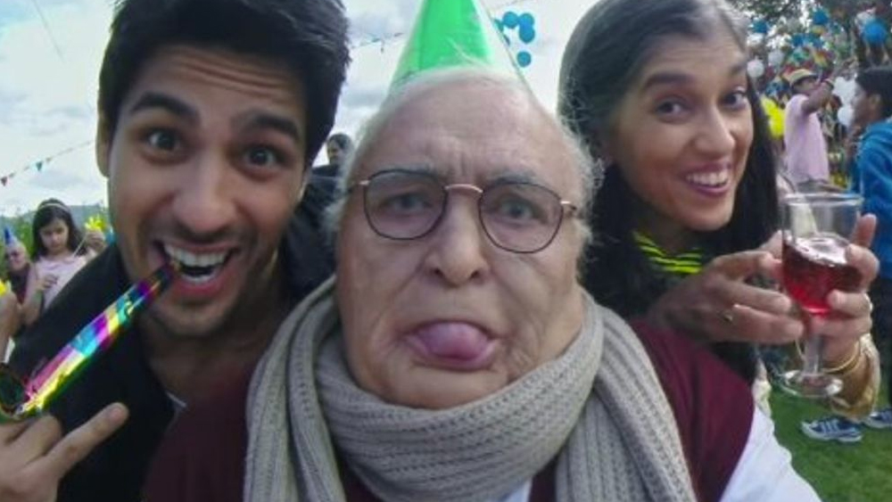 কপূর অ্যান্ড সন্স (২০১৬): একেবারে ভিন্ন ধারার ছবি। আর এ বার নব্বইয়োর্ধ্ব দাদুর চরিত্রে ঋষি। অমরজিত মলহোত্রা নামে এমন একজন মানুষ যিনি কোনও ভাবে নিজের পরিবারকে ভাঙতে দিতে চান না। প্রস্থেটিক নিয়ে ঘণ্টার পর ঘণ্টা মেকআপ। ফাওয়াদ, সিদ্ধার্থ, আলিয়া - একঝাঁক তরুণ অভিনেতার মাঝেই দুর্ধর্ষ অভিনয় করলেন ঋষি। ফলও এল হাতেনাতে। বক্স অফিসে সফল হল ছবি। সেরা সহ-অভিনেতা হিসেবে ফিল্মফেয়ার পেলেন ঋষি। এটাই তাঁর জীবনের শেষ ফিল্মফেয়ার।