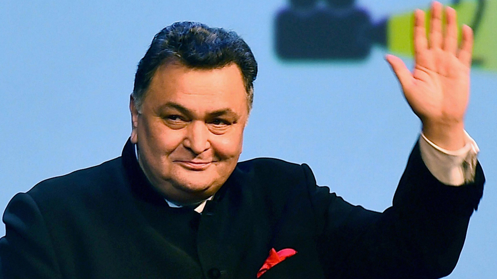 শুধু এই ক’টা সিনেমাই নয়। কভি কভি, হম কিসি সে কম নহি, এক চাদর মইলি সি, দিওয়ানা, মুল্ক। আরও কত সিনেমার নাম যে মিস করলাম তার ইয়ত্তা নেই। এই সব সিনেমাগুলোর মধ্যে দিয়েই দর্শকরা মনে রাখবেন এমন একজন নায়ককে অভিনয়, নাচ, সেন্স অব হিউমারে যিনি সাধারণ চিত্রনাট্যকেও কে তুলতেন অসাধারণ।—ছবি পিটিআই।