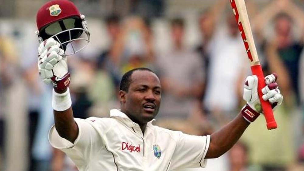 তিনে নামবেন ব্রায়ান লারা। ক্যারিবিয়ান কিংবদন্তি এই প্রজন্মের অন্যতম সেরা। ১৩১ টেস্টে ৫২.৮৮ গড়ে ১১৯৫৩ রান করেছেন তিনি। রয়েছে ৩৪ সেঞ্চুরি, ৪৮ হাফ-সেঞ্চুরি। টেস্টে তাঁর সর্বাধিক হল অপরাজিত ৪০০।