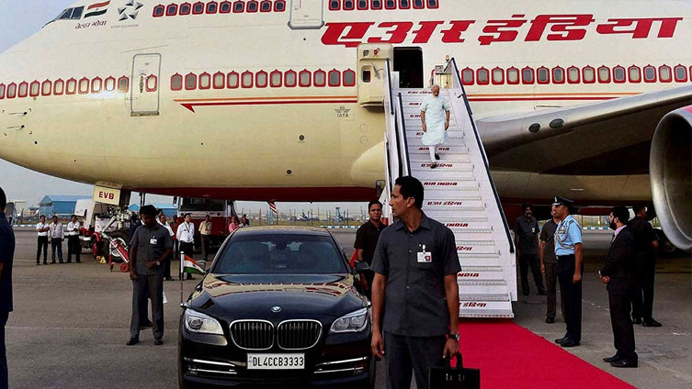 এত দিন বোয়িং ৭৪৭ বিমানে বিদেশ সফরে যেতেন ভারতের রাষ্ট্রপ্রধানরা। যার তালিকায় ছিলেন ভারতের রাষ্ট্রপতি, উপ-রাষ্ট্রপতি এবং প্রধানমন্ত্রী। মূলত এই তিন জনই বিদেশ সফরে যাওয়ার জন্য এই উন্নত প্রযুক্তির বিমান ব্যবহার করতেন।