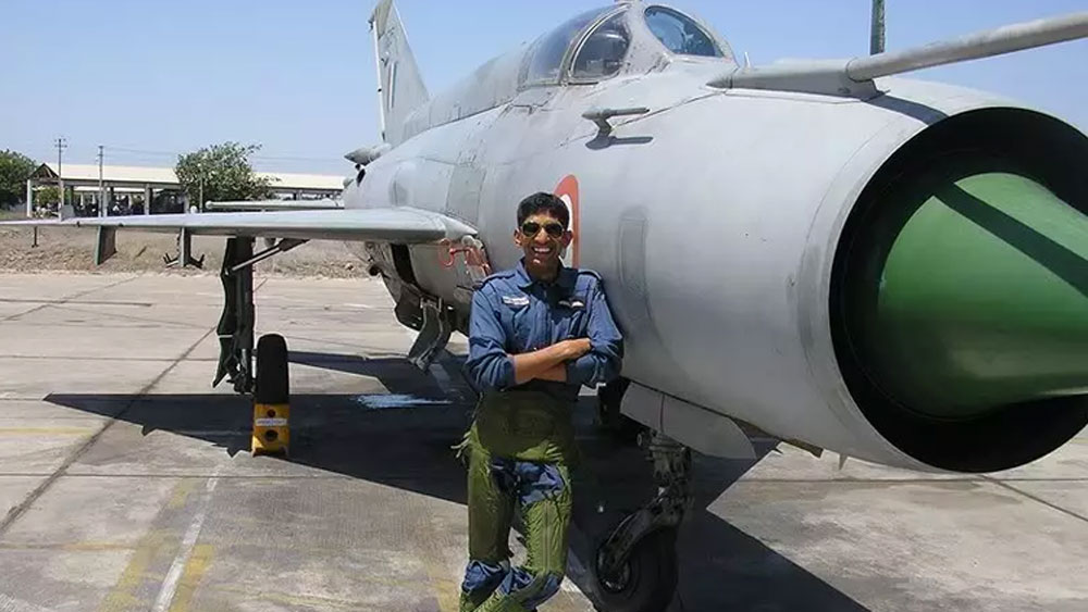 এই বিমান চালানোর জন্য ভারতীয় বায়ুসেনার পাইলটদের বিশেষ প্রশিক্ষণ দেওয়া হচ্ছে। আগে যে বিমান ব্যবহার করতেন ভারতীয় রাষ্ট্রপ্রধানরা তার জন্য বায়ুসেনার পাইলট থাকতেন না।