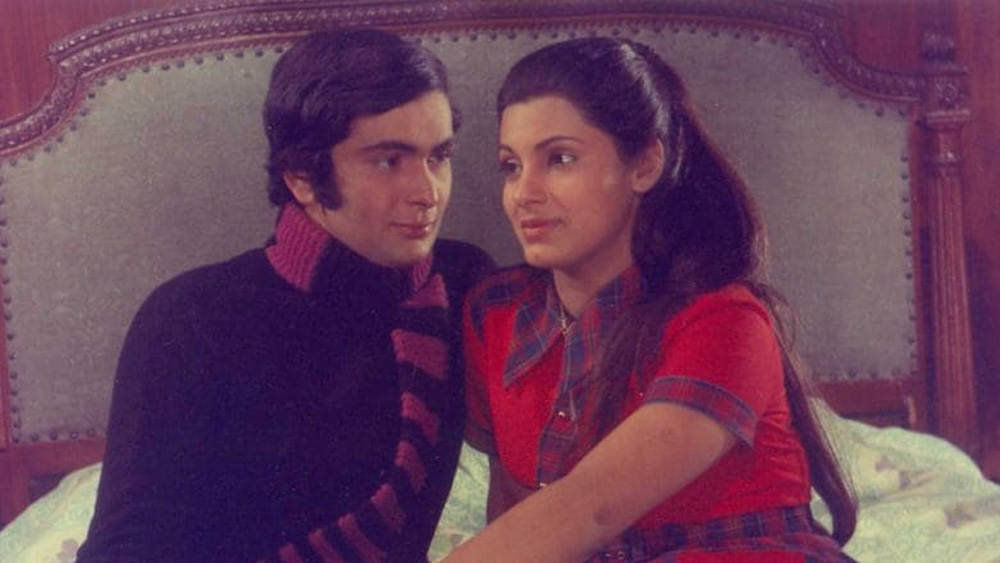 ১৯৭৩ সালে মুক্তি পেয়েছিল ‘ববি’। ডিম্পল কাপাডিয়ার সঙ্গে নবাগত ঋষির জুটি সুপারডুপার হিট। ববির পরিচয় থেকে বেরিয়ে আসতে সময় লেগেছিল। এই ছবি তাঁকে শক্ত জমি দিয়েছিল। তবে এও শুনতে হয়েছে, ছেলেকে লঞ্চ করার জন্যই রাজ কপূর এই ছবি বানিয়েছিলেন।