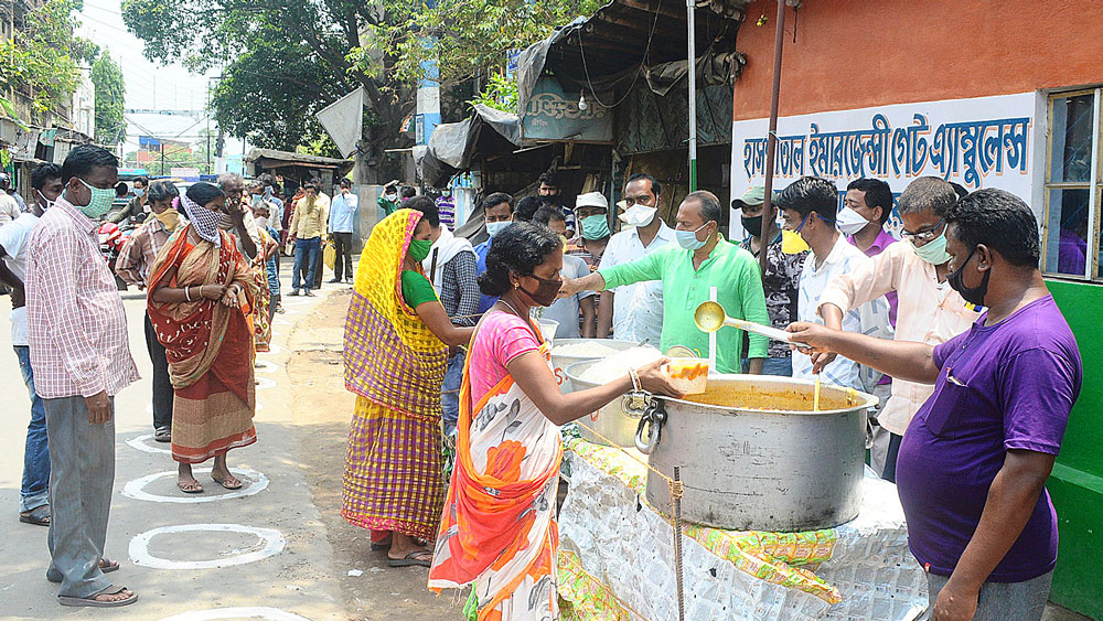 West Bengal Lockdown: Ambulance drivers arranges food for hungry people