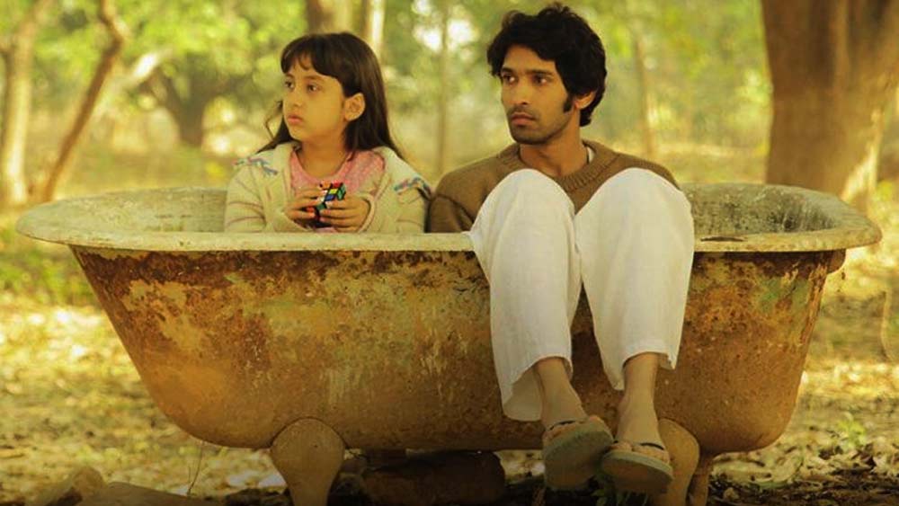 আ ডেথ ইন দ্য গঞ্জ: কঙ্কনা সেনশর্মা পরিচালিত এই ছবি আদপে ‘আ ট্রিট টু ওয়াচ’। নাম শুনেই বুঝতে পারছেন রয়েছে রহস্য। বাড়তি পাওনা হিসেবে রয়েছে, বিক্রান্ত মেসি, ওম পুরি, কল্কি কেকলা এবং রণবীর শোরের অনবদ্য অভিনয়। ইউটিউবে পেয়ে যাবেন, এক টাকাও খরচ করতে হবে না।