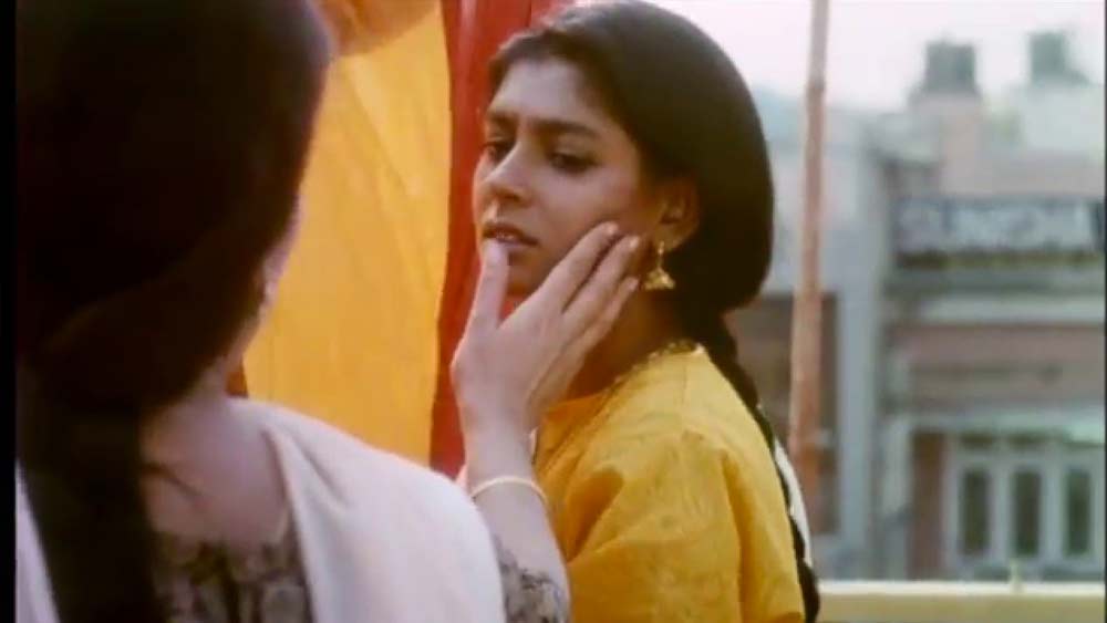 ফায়ার: ১৯৯৬ সালে দাঁড়িয়ে সমকামিতা নিয়ে ছবি করার সাহস বোধহয় একমাত্র দীপা মেহতাই দেখাতে পেরেছিলেন। মুখ্য ভূমিকায় শাবানা আজমি এবং নন্দিতা দাসের মতো জাঁদরেল দুই অভিনেতা। নেটফ্লিক্স, আমাজনে পয়সা খরচা করতে হবে না। ইউটিউবেই পেয়ে যাবেন।