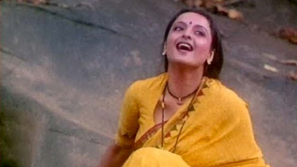 ইজাজত: ১৯৮৭ সালে মুক্তি পেয়েছিল এই ছবি। পরিচালনায় ছিলেন গুলজার। লেখক সুবোধ ঘোষের ‘জতুগৃহ’ গল্প অবলম্বনে এই ছবি বুনেছিলেন তিনি। প্রধান চরিত্রে রেখা এবং নাসিরুদ্দিন শাহ। সুধা এবং মহেন্দ্রর এক না বলা গল্প জানতে আপনি দেখে নিতেই পারেন এই ছবি।