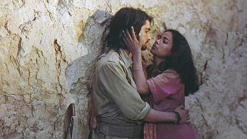 ব্যান্ডিট কুইন : ফুলন দেবীকে নিয়ে মালা সেনের বই ‘দ্য ট্রু স্টোরি অব ফুলন দেবী’। আর সেই বইকে কেন্দ্র করেই শেখর কপূর নিয়ে এসেছিলেন এই ছবি। মুখ্য ভূমিকায় সীমা বিশ্বাস। চম্বলের তথাকথিত ডাকাত রানির জার্নি আপনাকে নিয়ে যাবে এক অন্য দুনিয়ায়। দেখতে পারেন। ইউটিউবে রয়েছে।