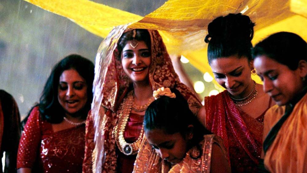 মনসুন ওয়েডিং: পারিবারিক গল্প। এক পঞ্জাবী পরিবারকে কেন্দ্র করে গড়ে ওঠা এই ছবির প্লট বুননে রয়েছেন সাবরিনা ধওয়ন। পরিচালনায় মীরা নায়ার। অভিনয়ে রয়েছেন, নাসিরুদ্দিন শাহ, শেফালি শাহ এবং বসুন্ধারা শাহ সহ অনেকে।