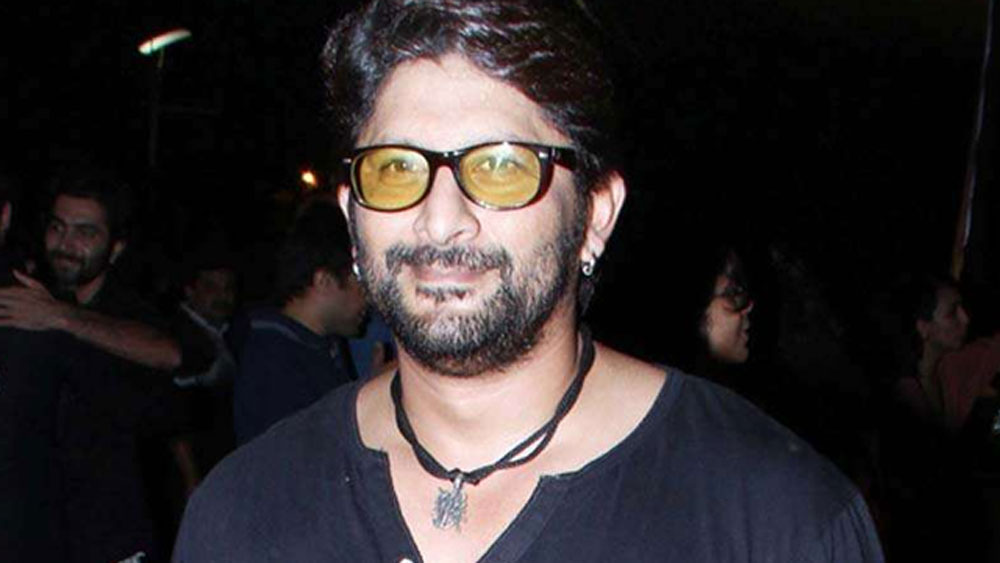 আরশাদের বাবা একজন মিউজিসিয়ান ছিলেন। সেই দিক থেকে পারিবারিক আর্থিক অবস্থা যথেষ্ট স্বচ্ছল ছিল তাঁদের।